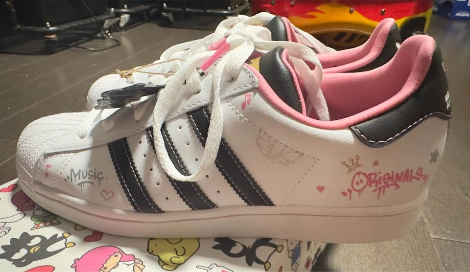 New Adidas Kuromi Superstar Shoes - photo 3