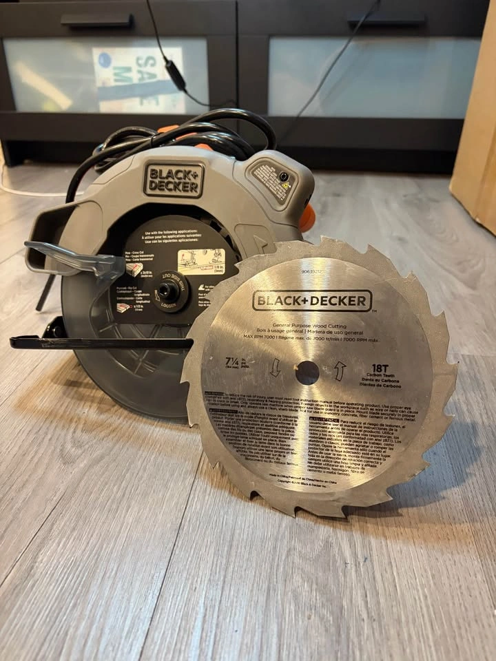 Black+Decker 13 AMP Circular Saw with Laser BDECS300C - photo 2