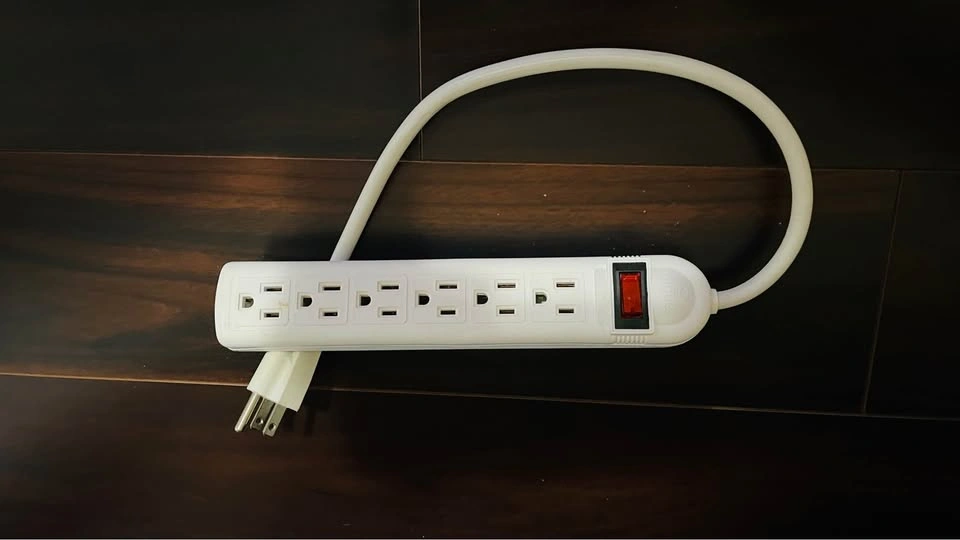 Globe 6-Outlet Power Strip - photo 2