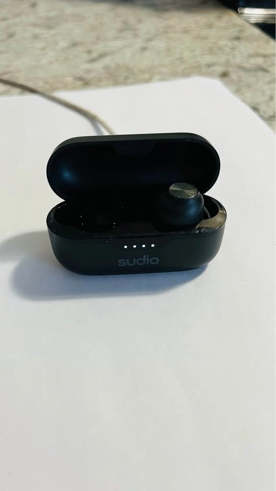 Sudio T3 Charging Case – Excellent Condition - photo 2
