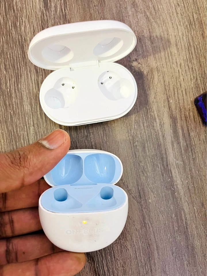 Oppo Enco Earbuds charging case