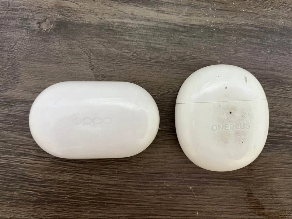 Oppo Enco Earbuds charging case - photo 2