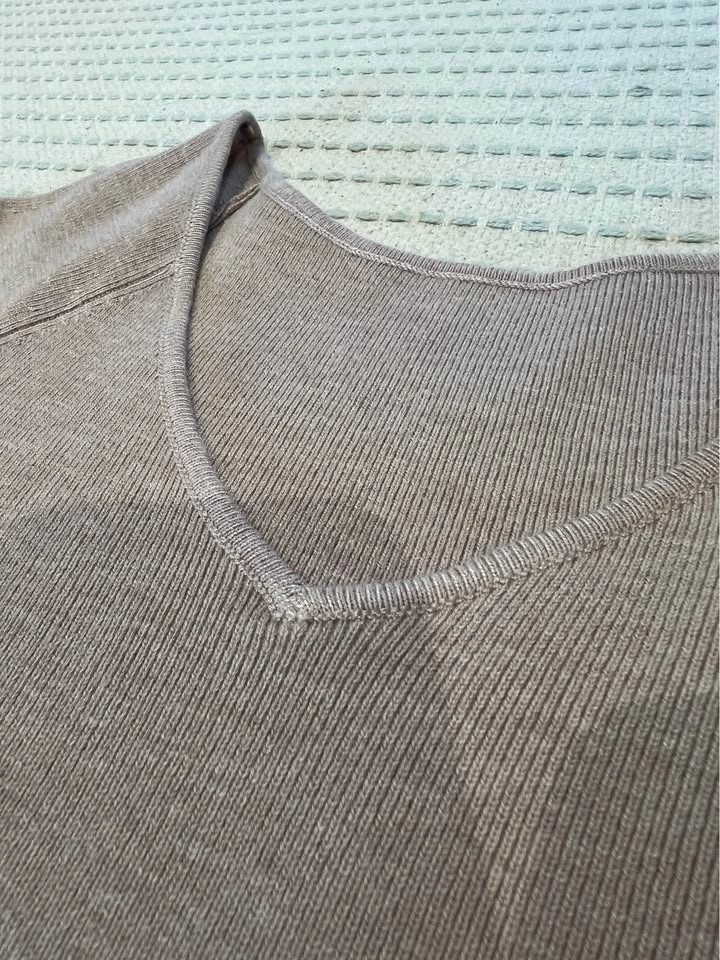 Light Brown V-Neck Top New with Tag (S) - photo 5