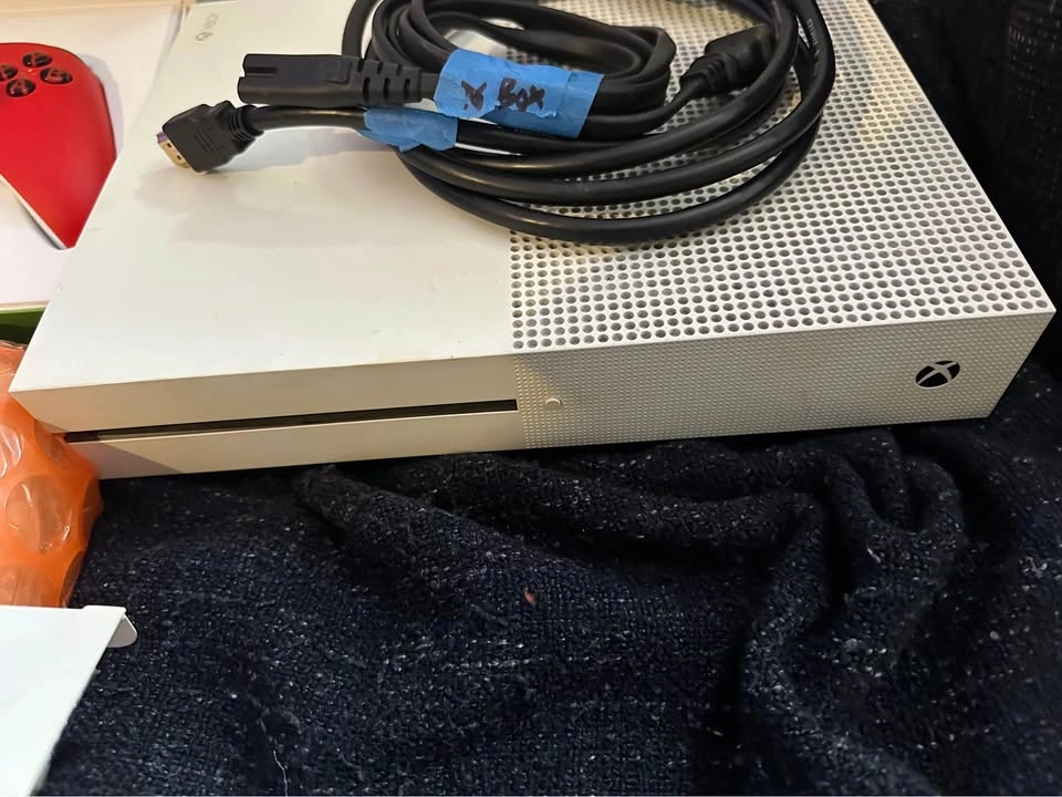 Madden Xbox one s bundle with 2 controllers and charging stand - photo 5