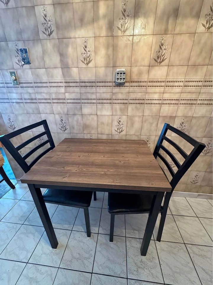 Kitchen table with 2 chairs