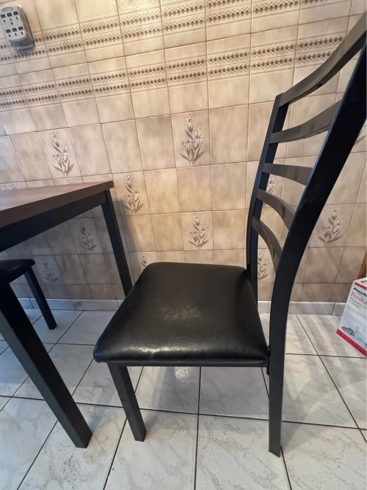 Kitchen table with 2 chairs - photo 2