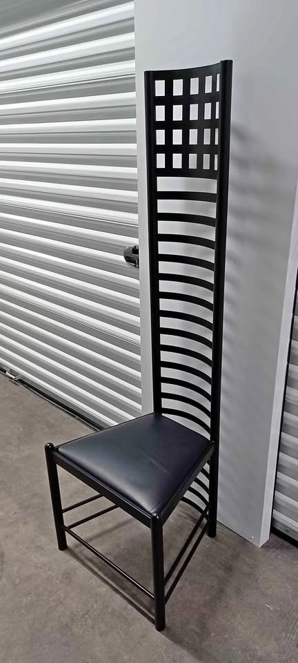 CLASSY HILL HOUSE CHAIR good condition