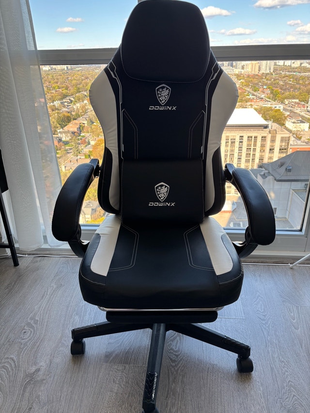 Dowinx Gaming Chair with Footrest - Like New (White/Black) - photo 4