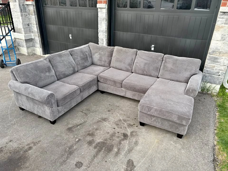 Grey U-Shaped Sectional Sofa w/ Reversible Chaise - Great Condit