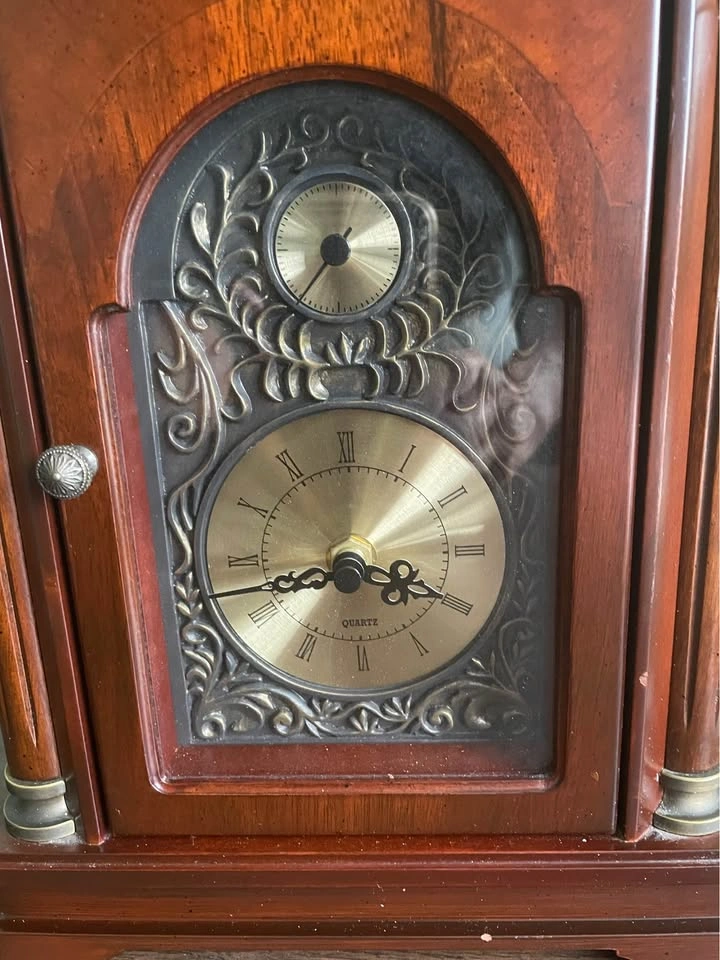 Vintage Bombay Mantel Clock with Secret Storage - photo 2