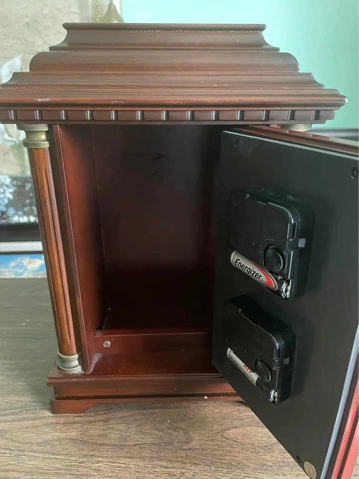 Vintage Bombay Mantel Clock with Secret Storage - photo 3