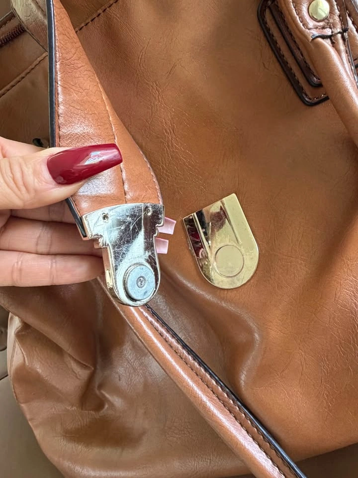 Liz Claiborne Leather Handbag - photo 3