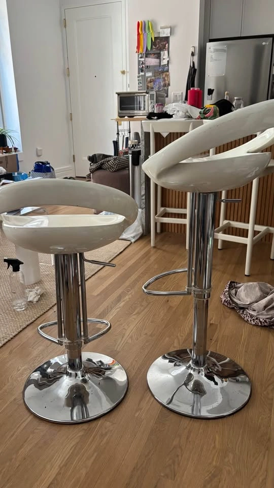 Pair of adjustable height swivel stools - photo 2