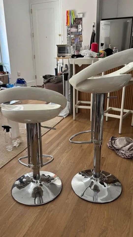 Pair of adjustable height swivel stools - photo 2
