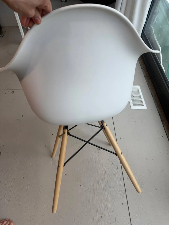 Plata Eames Style White Plastic Bucket Armchair - photo 2