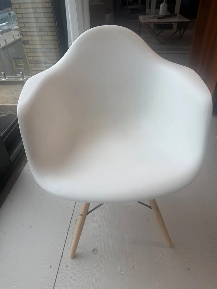 Plata Eames Style White Plastic Bucket Armchair - photo 3