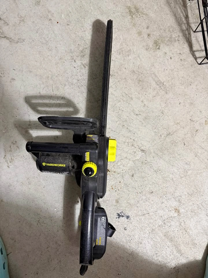 Yardworks Electric Chainsaw