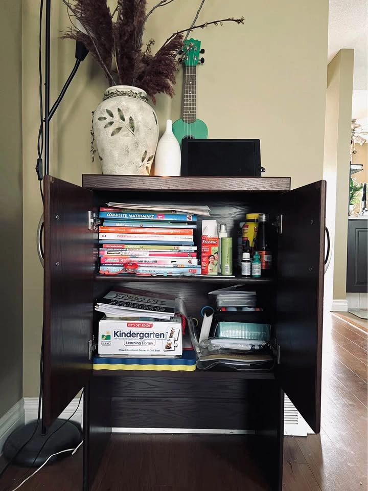 ** Excellent Condition ** Dark wood storage cabinet - photo 3