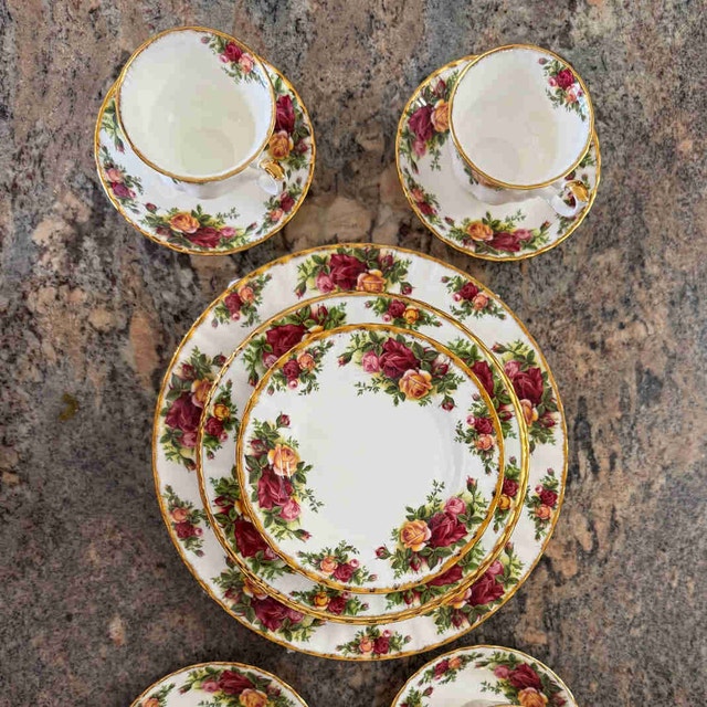 ROYAL ALBERT Old Country Roses 20-Piece Dinnerware Set