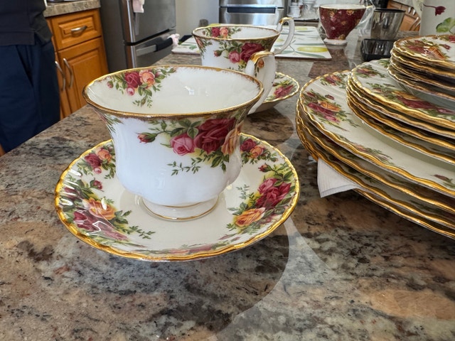 ROYAL ALBERT Old Country Roses 20-Piece Dinnerware Set - photo 2