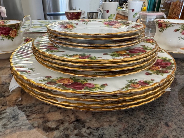 ROYAL ALBERT Old Country Roses 20-Piece Dinnerware Set - photo 3