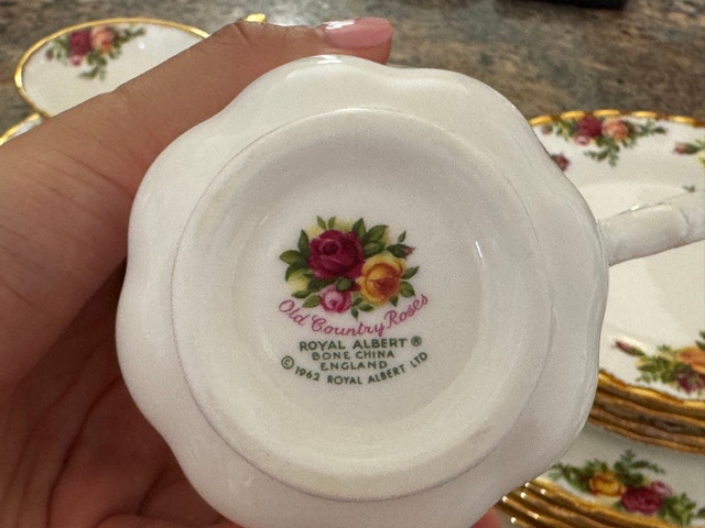 ROYAL ALBERT Old Country Roses 20-Piece Dinnerware Set - photo 4