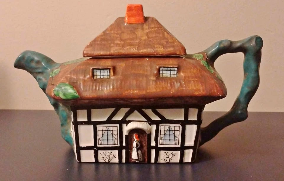John Maddock & Sons Thatched 9" Cottageware Teapot England