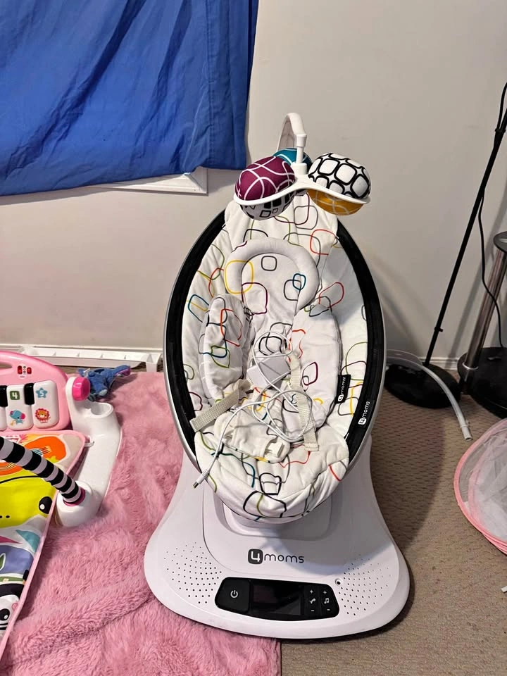 Mamaroo with infant insert