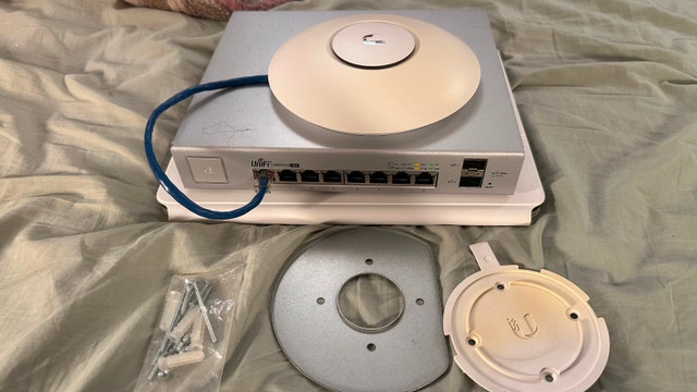 Ubiquiti Unifi 8-Port PoE Switch + AC Lite AP