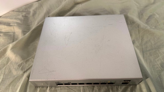 Ubiquiti Unifi 8-Port PoE Switch + AC Lite AP - photo 2