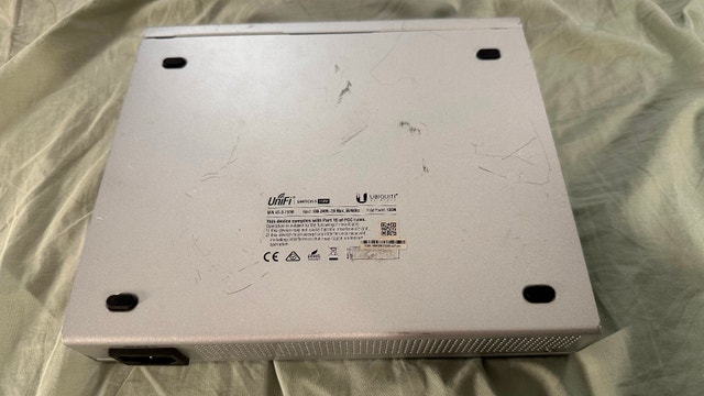 Ubiquiti Unifi 8-Port PoE Switch + AC Lite AP - photo 3