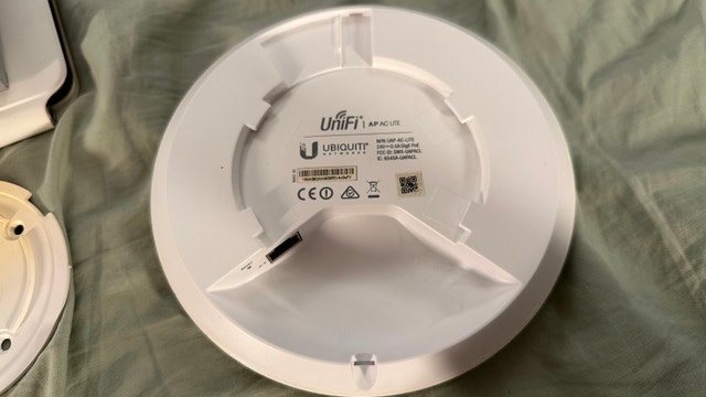 Ubiquiti Unifi 8-Port PoE Switch + AC Lite AP - photo 4