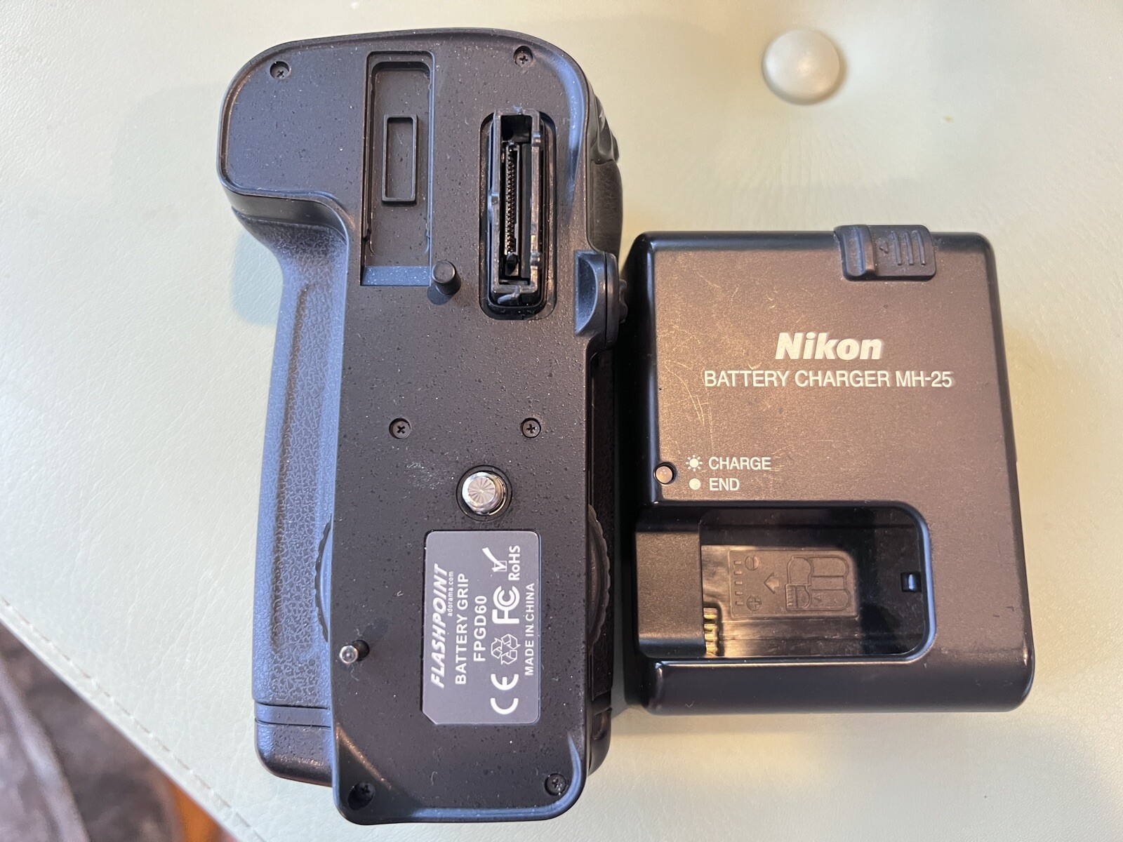 Nikon D7000 18-105 VR Kit AF-S DX Nikkor f/3.5-5.6 Digital SLR C - photo 2