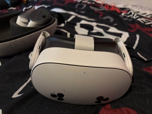 Meta Quest 3 VR – Lightly Used, Case Included - photo 2