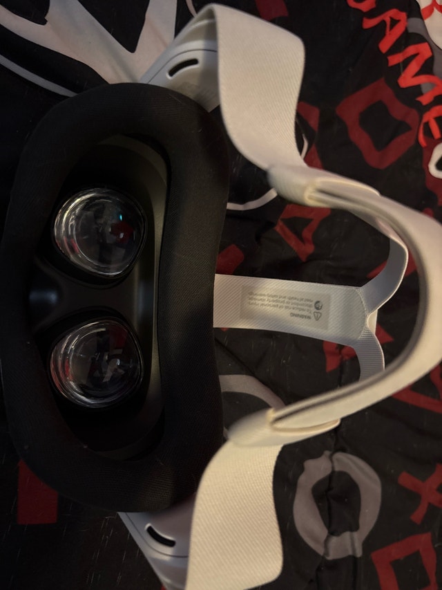 Meta Quest 3 VR – Lightly Used, Case Included - photo 3
