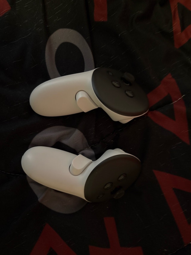 Meta Quest 3 VR – Lightly Used, Case Included - photo 4