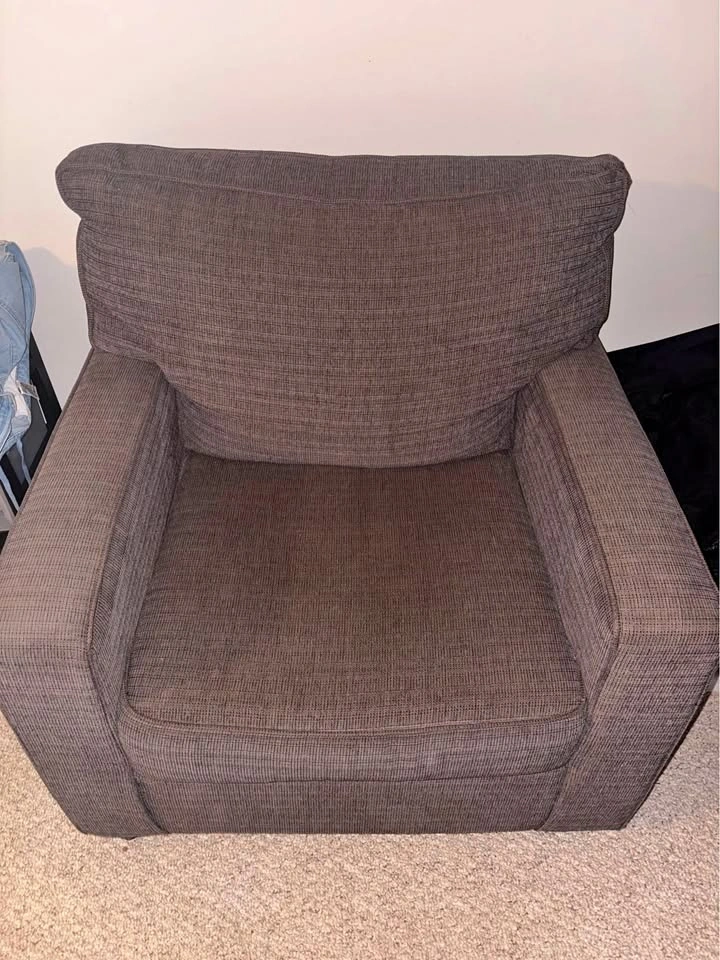 Big Brown Comfortable Accent / Lounge Chair – Great Condition