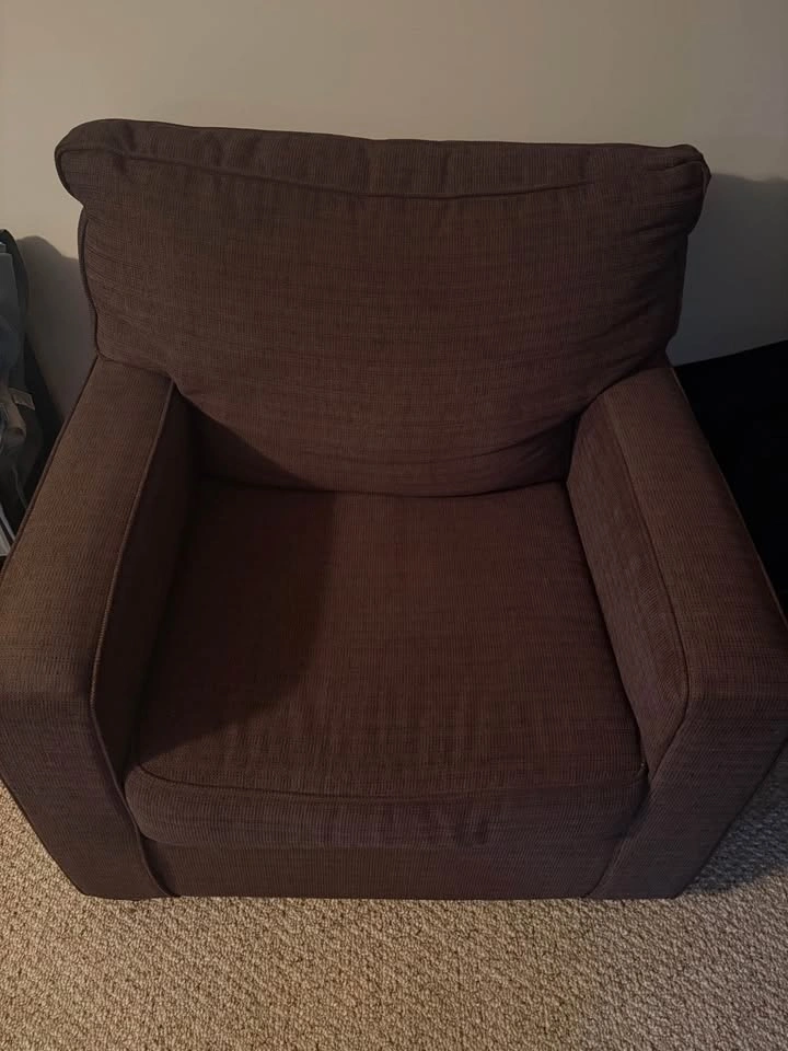 Big Brown Comfortable Accent / Lounge Chair – Great Condition - photo 2