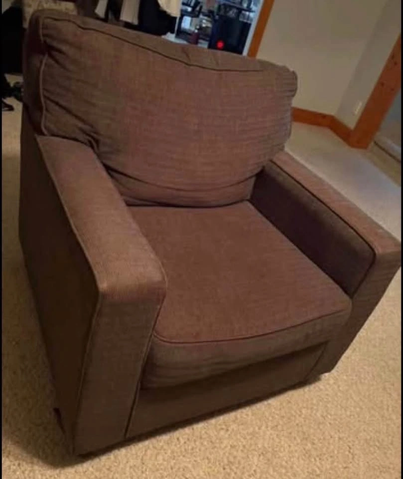 Big Brown Comfortable Accent / Lounge Chair – Great Condition - photo 3