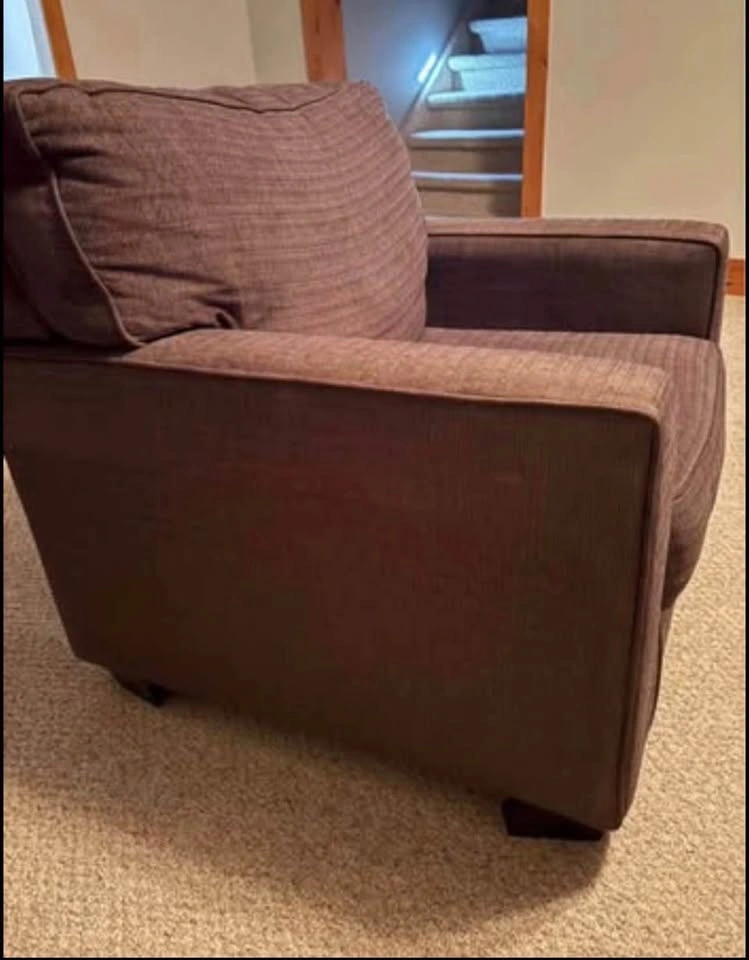 Big Brown Comfortable Accent / Lounge Chair – Great Condition - photo 4