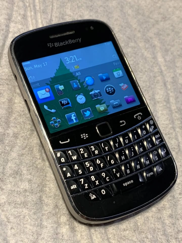 BlackBerry Bold 9900 GSM/3G Mobile Cellphone - photo 2