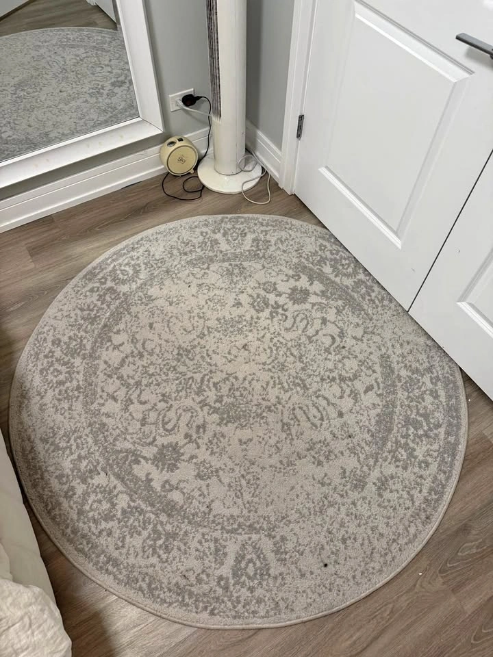 Round Rug 60 1/2"