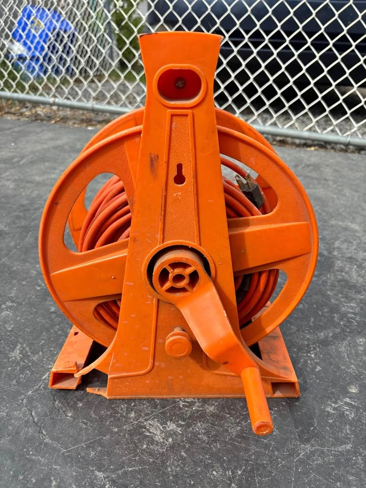 Extension Cord With Manual Reel