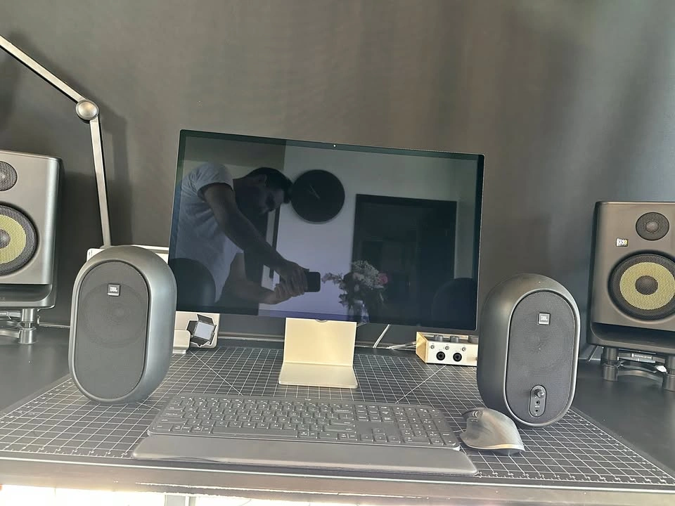 JBL 104 Powered Monitor Speakers