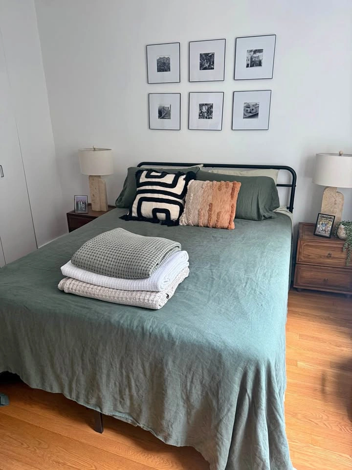 Queen mattress, frame & bedding