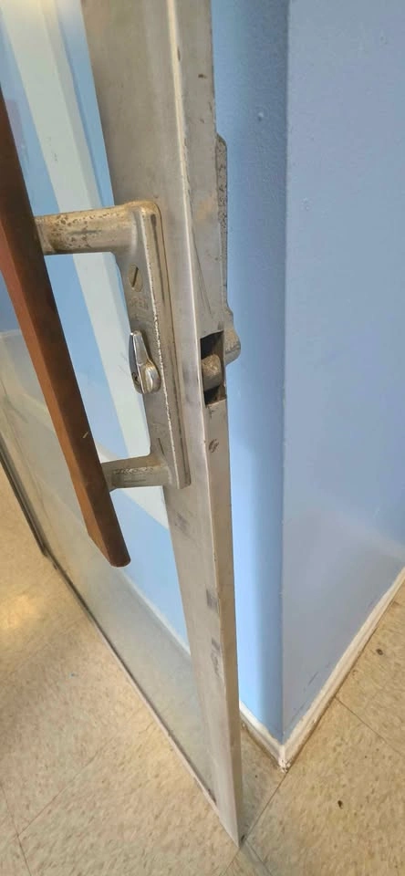 Sliding glass patio door, working lock - photo 2