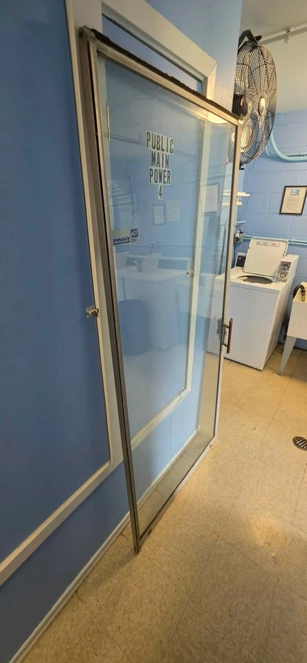 Sliding glass patio door, working lock - photo 4