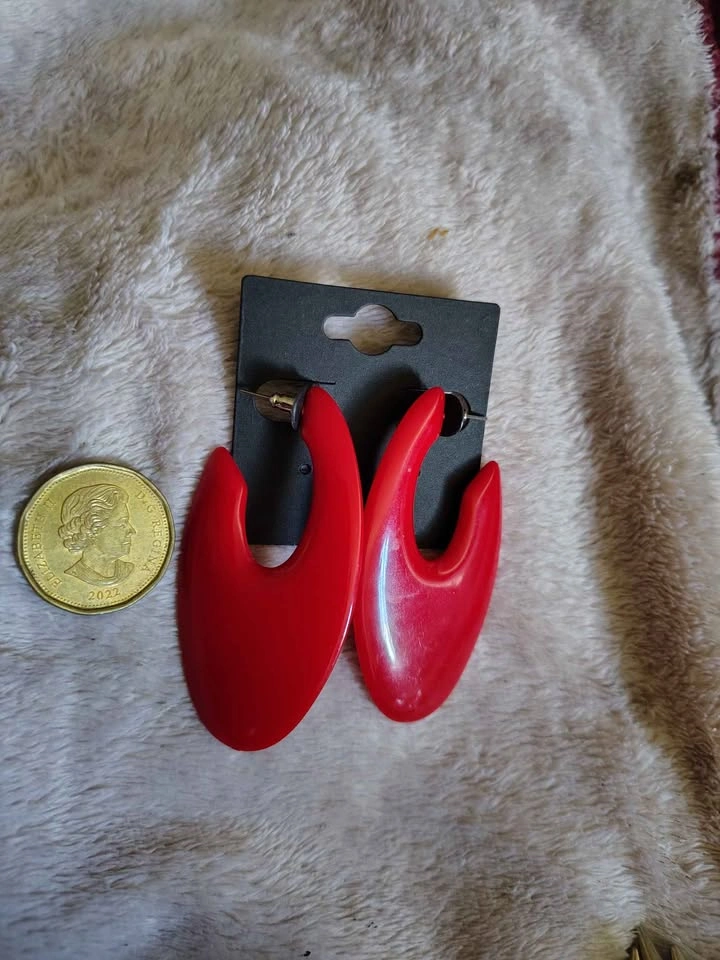 🚨 New Retro 80s Style Chunky Red Hoop Statement Earrings🚨 - photo 2