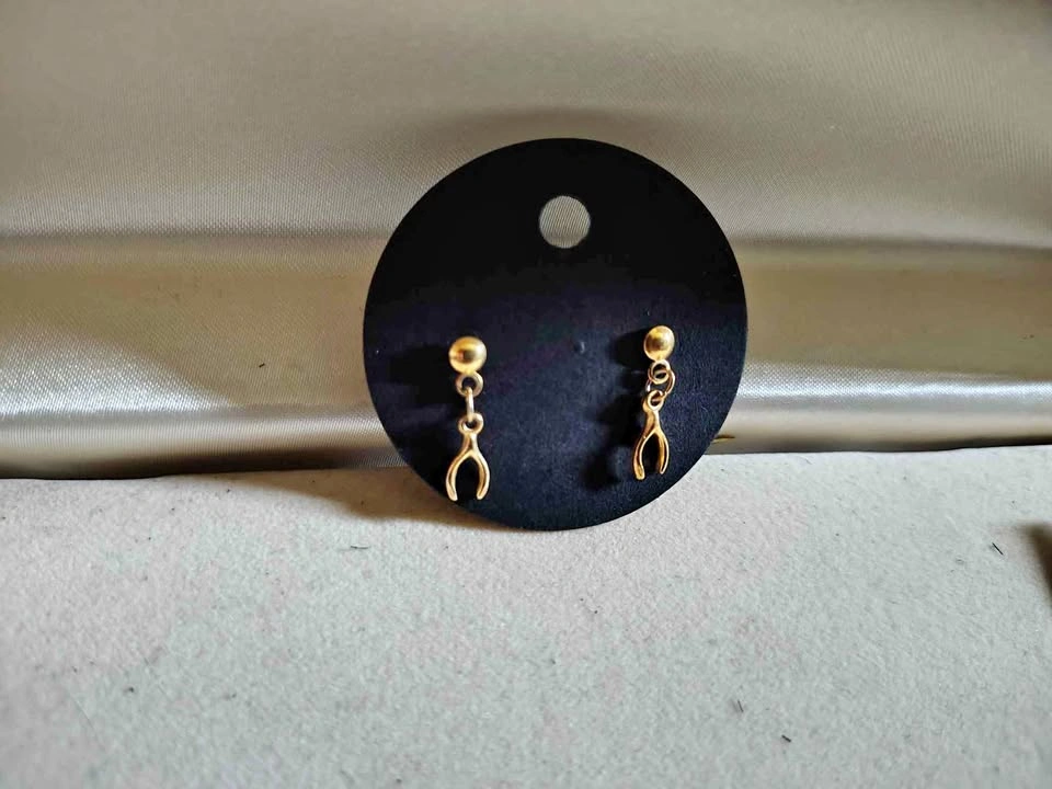 ✨ Beautiful vintage-style gold-tone wishbone dangle stud earring