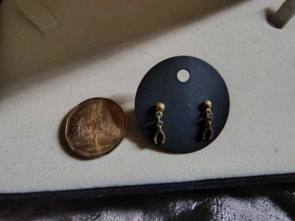 ✨ Beautiful vintage-style gold-tone wishbone dangle stud earring - photo 2